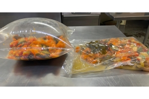 Aufgeblähter Vakuumbeutel beim Sous-Vide-Kochen