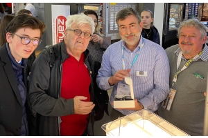 Bruno Goussault am Sirha 2023 Stand, präsentiert die SWID Sous-Vide-Geräte und das SWAT Pt1000 Thermometer