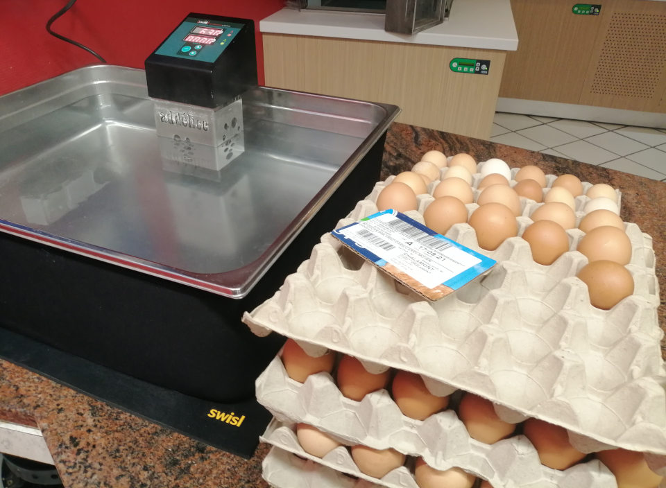 Cooking soft-boiled eggs at 63°C with the SWID immersion circulator and keeping them at 60°C
